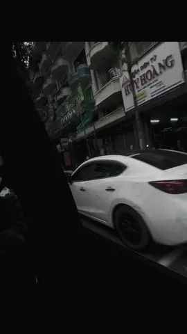 Một cuộc tình hạnh phúc,  chẳng may dừng lại dang dở. Người thì muốn viết tiếp, kẻ thì muốn quay về nơi cũ, đến cuối cùng em là người anh chọn để dự trữ, cuối cùng sự tử tế vẫn bị dẫm đạp đến tan nát. Chỉ vì thương nên em mới giữ lời hay hành động đẹp cho anh. 