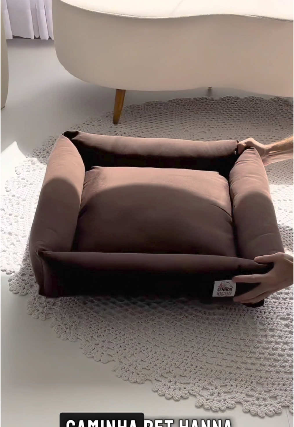 Para garantir que o cantinho do seu melhor amigo seja não apenas elegante, mas também extremamente confortável e fácil de cuidar. ✨💙 🛏️ Caminha Hanna: zíper reforçado, enchimento removível e lavagem prática. Tudo para o bem-estar do seu pet! 🐶💖 Garanta já a sua! ⬇️  www.senhorbicho.com.br #camaparacachorro #caminhapet #camadecachorro #confortoparapets #euamopet #senhorbicho #camapet #caminhaperfeita #camacachorro #pet 