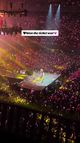 Lets go!!! paris 2025 💗🖤 weverse benefit saved me #blackpink #blackpinkworldtour #paris #stadedefrance #blink #kpop #jennie #lalisa #jisoo #rosé #fyp #foru 
