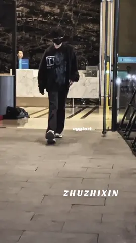 Dáng đi của cực phẩm...😝🤧#trầndịchhằng_chenyiheng_陈奕恒 #chenyiheng_陈奕恒 #noflop #f4 #tt #tfgiatộcf4 #tiktok #tf_family_4rd_generation👑🇨🇳 #tffamily #xhtiktok #xhtiktok 