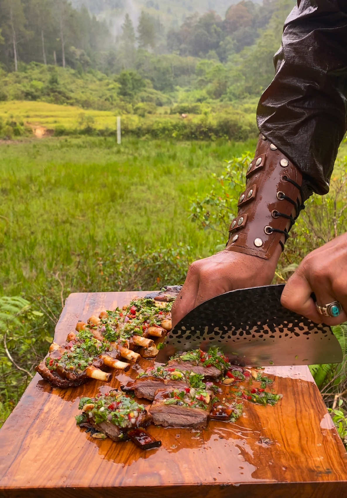 Iga daging  pangang sama sambal chimichurri  🏕️🪵🌲 🇮🇩 #camping #campfire #asmr #campingfood #malino #masak #fyp #iga 