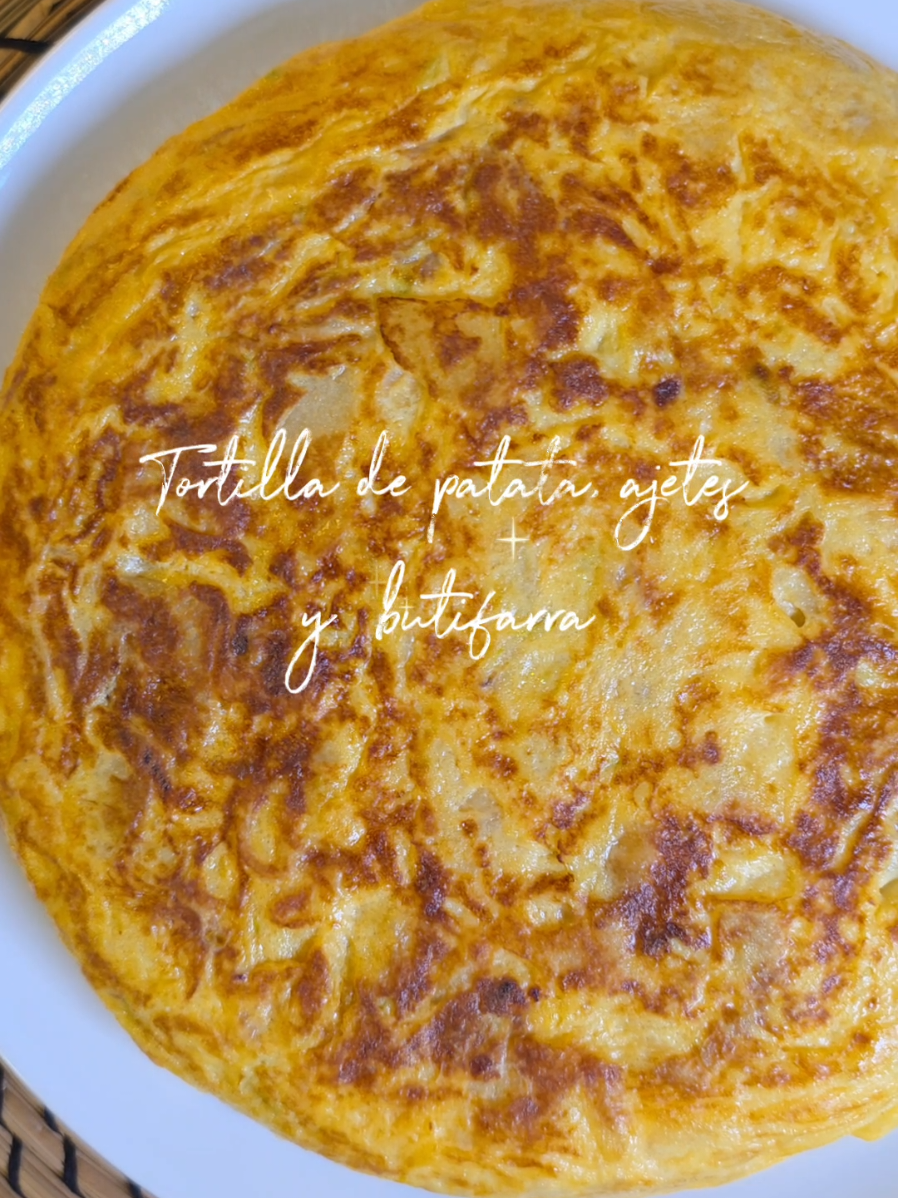 Tortilla de patatas, ajetes y butifarra de huevo 🍽🧅🥔 Ingredientes; - ½ cebolla - 1 manojo de ajos tiernos  - 2 patatas medianas - ½ butifarra de huevo - 6 huevos L - Sal - Aceite de oliva virgen extra - Aceite para freir #FoodTok #Receta #cocina #Viral #fyp #parati #tortilla #tortilladepatata #jueveslardero #dijousgras #butifarra 