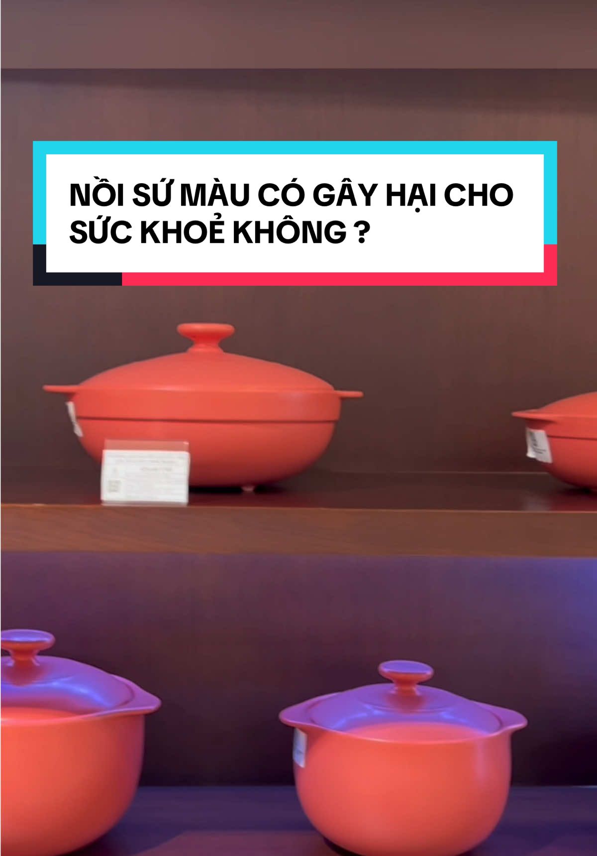 Nồi sứ màu nếu không phải đến từ các nhãn hàng tin cậy thì rất có khả năng sẽ gây hại cho sức khoẻ, nên nếu đã lựa nồi sứ màu để sử dụng, nhất định phải là Uy tín và đừng ham rẻ mọi người nhé. Công nghệ gốm sứ màu rất phức tạp các bạn ạ. Gốm sứ màu mọi người có thể tham khảo những chiếc nồi sứ dưỡng sinh của Minh Long: siêu thân thiện với sức khoẻ, thiết kế cưng xỉu, siêu bền, siêu chắc nhé #gômsuminhlong #suminhlong #minhlong #lysuduongsinh #noisu #noisuduongsinh 