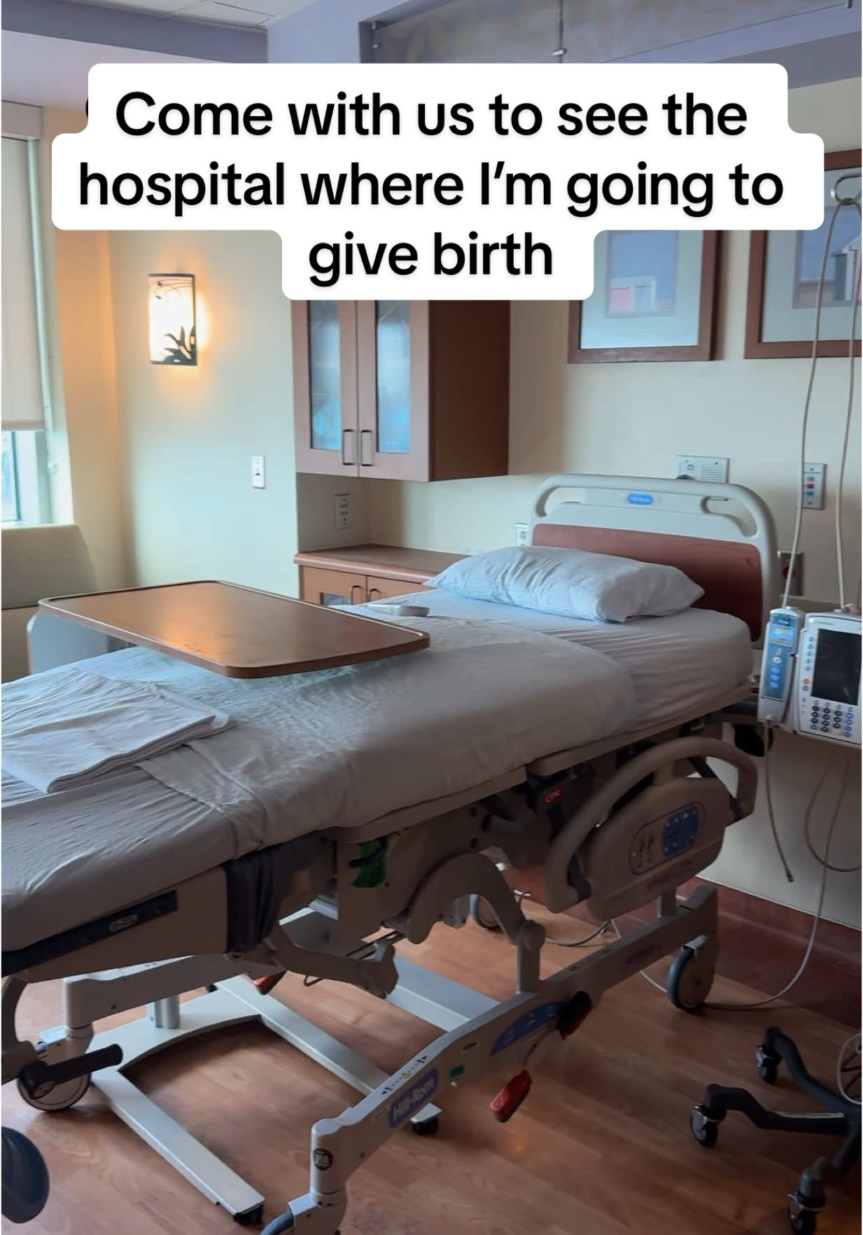 During this pregnancy, I’ve been feeling very calm, but today, for the first time, I felt really anxious. Seeing the labor room made me realize that this is actually happening 😅. I felt sick to my stomach… 🫣 How was your experience, mamas? #hospitaltour #pregnanttiktok #pregnantlife #pregnancy #thirdtrimester #pregnantmama #laboranddelivery #ellandarren