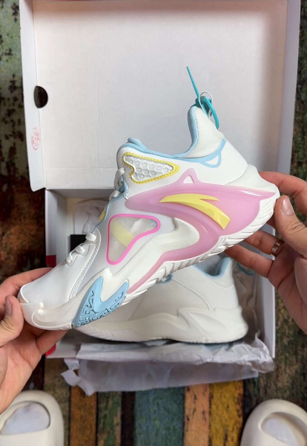 Краткий обзор бюджетной, но очень интересной модели Anta Airspace 4  Первые ощущения:  - Сама модель очень легкая, не смотря на высокую посадку и массивный силуэт. - Рисунок протектора в виде елочки и полукругов хорошо держит сцепление. - Вставки из ТПУ отлично фиксируют стопу.  - Пена A-Shock снижает ударную нагрузку при приземлении. - Дизайн выполнен в стилистике ретро, кроссы выделяются на площадке своим ярким силуэтом. За свой бюджет - 80$  модель имеет отличные характеристики, тому подтверждение их высокий рейтинг на Poizon - 8.9 и хвалебные отзывы. Anta Airspace 4 - это отличный/бюджетный вариант для любых игровых видов спорта на закрытых площадках. #anta #кроссовки #sneaker #баскетбол #sneakers #nike #basketball #volleyball #NBA 