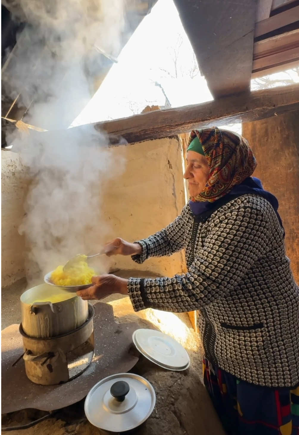 A grandmother living alone in the snowy mountains prepares a delicious meal.🥘👌 #grandma #cooking #nature #viral #rustic #rurallife #simpleliving #relax 