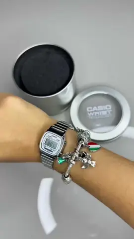 Relógio feminino Cássio | À prova d’água - IDÊNTICO AO ORIGINAL! 😱🥰  Por apenas: 55,00 REAIS!! 💸 ✨ 🔗 Link estará disponível nos comentários. 🫶🏻 #relogio #cassio #shopee #achadinhos #acheinashopee #fyp #video #viral_video #explore #videoviral #tik_tok #bijuterias #acessorios #foyou #fouryou #creatorsearchinsights #vaiprofycaramba 