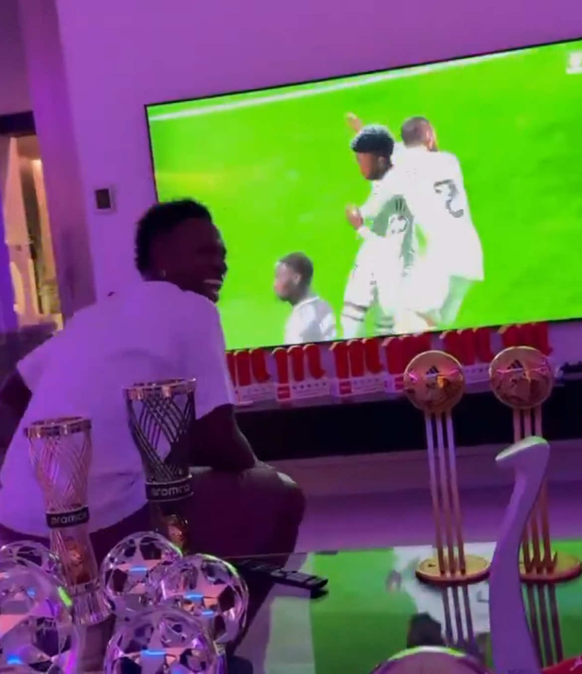🎮 Vincius Jr jugando a la play, junto a todos sus trofeos 😳🏆 #tiktokfootballacademy #deportesentiktok #vinicius #vinijr #brasil #viralvideo #vital #futbol #realmadrid 