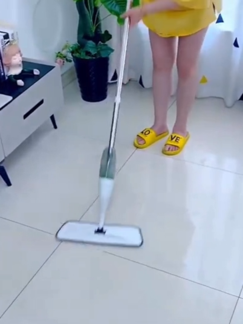 Transforme sua rotina de limpeza com o Mop Spray Clean Tech Colors! Com seu design inteligente, ele torna a limpeza prática, rápida e eficiente, ideal para o dia a dia. Além de ser perfeito para quem tem pets, ele elimina pelos com facilidade, garantindo um ambiente limpo e agradável. 🤩🧡 Com rotação 360º, o Mop alcança até os cantinhos mais difíceis, como debaixo dos móveis, e é compatível com diversos tipos de pisos, como frios, amadeirados e sintéticos. O reservatório com capacidade para 300ml permite usar água ou sua solução de limpeza favorita, enquanto o gatilho no cabo facilita o controle do spray. O refil, feito em tecido 100% poliéster, é reutilizável, lavável e muito durável, proporcionando economia e sustentabilidade. 🐝🧡 De R$68,50 por apenas R$28,99! 😱😱 Aproveite essa oportunidade única para deixar sua casa impecável com muito mais praticidade. 📆 Oferta válida até 03/03 ou enquanto durar o estoque! Corre para a Mix Utilidades e garanta o seu! Referência: 85080