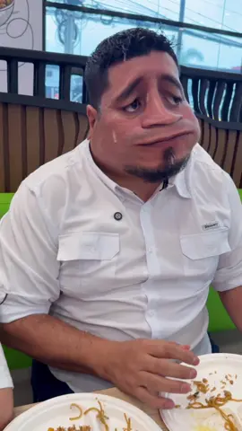 Ambeces nos va bien ambeces nos va mal 😂 pero, ¿como resistirse a esos antojos tan ricos? 👀🤤 #fypシ #viralvideos #foryou #fy #humor #contenido #chinaa #work #foodtiktok #mesero #viral  @El Maistro y Sebas 