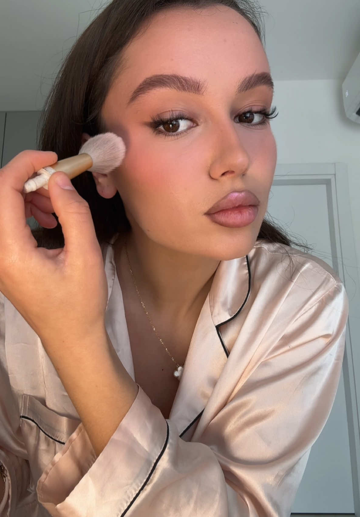 Skisha ber ndonjeher kshu vidjosh por ja ku e keni makeup tutorial nga unee🫶🏼🫶🏼🫶🏼🫶🏼 #makeup #brisbrand #fyp #trendingvideo #outfit #outfitcheck #asmrsounds #goviral #grwm 