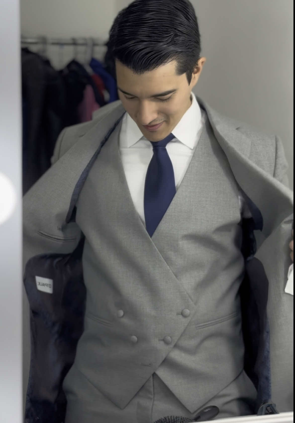 Mejor me quedo con mi traje @D’PAUL 🤩 ¡Gracias por mis nuevos trajes! Ya quiero que vean los otros dos. 👌🏻✨ #man #suit #suitup #mirror #wipeitdown 