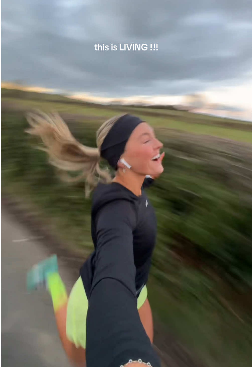 sometimes the song slaps so hard I feel like I might take off 🤠⭐️✨✨🕺 #runtok #Running #runningmotivation #runner #runcommunity 