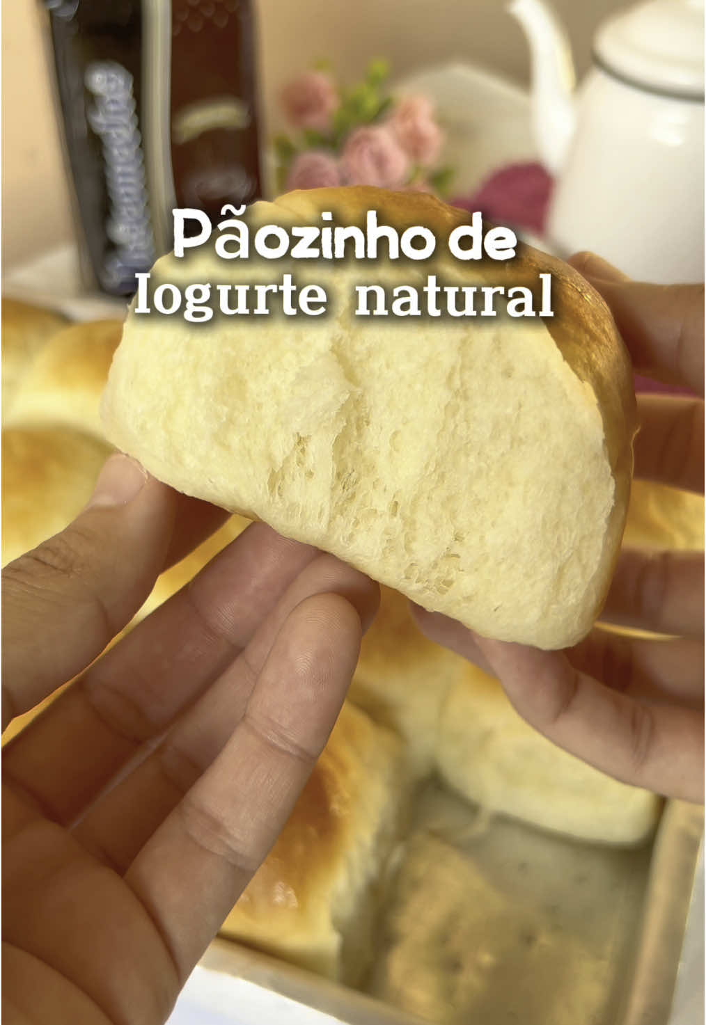Pãozinho de iogurte natural  Ingredientes:  200ml de água morna 10gr de fermento biológico  Meio copo de açúcar (115gr) 1 ovo 50ml de óleo  1 colher de manteiga  1 pote de iogurte natural 1 colher pequena de sal 4 copos e meio de farinha de trigo Estou usando copo de 200ml Me renderam 16 pãezinhos de 80gr cada. #cafevasconcelos  @Arroz Vasconcelos 