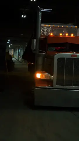 Steel haulers > cattle pots 🐄 #foryoupage #viralvideo #peterbilt389 #peterbilt #flattop #stretched #truckersoftiktok #trucktok #leftlanegang #crashout #pov 