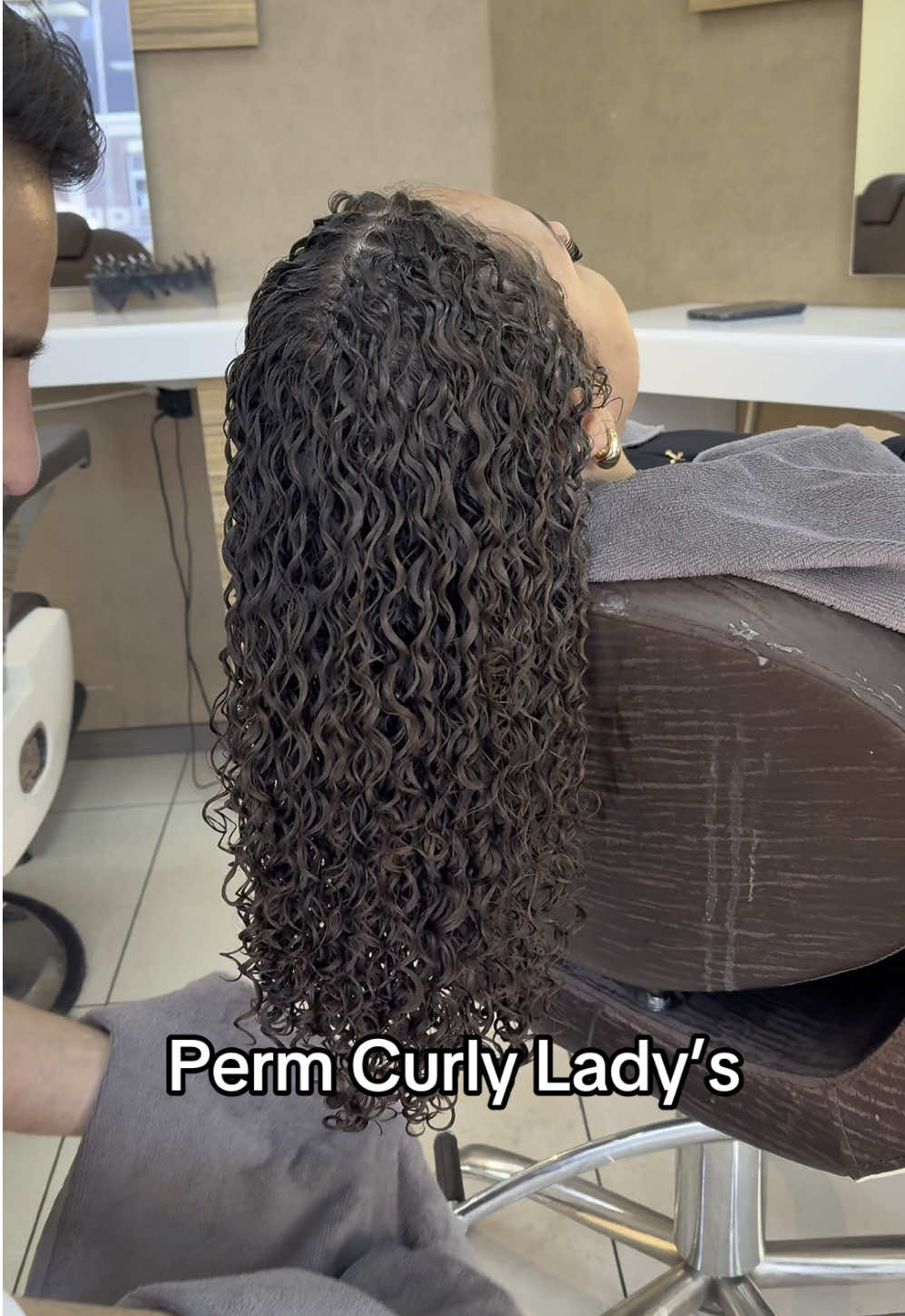 Do you like perm curly hair? #curlyproducts #spiralperm #curly #naturalcurls #locken #dauerwelle #koreanperm #waveperm #perm #vipholland #permcurls 