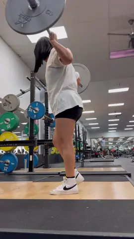 Un aumento en el peso no siempre indica ganancia de grasa; el músculo es más denso y pesa más que la grasa. Por lo tanto, es posible ganar peso mientras se reduce el porcentaje de grasa corporal. #GymLife #FitJourney #EstiloDeVidaSaludable #EntrenaDuro #ProgresoNoPerfección #FitnessMotivation