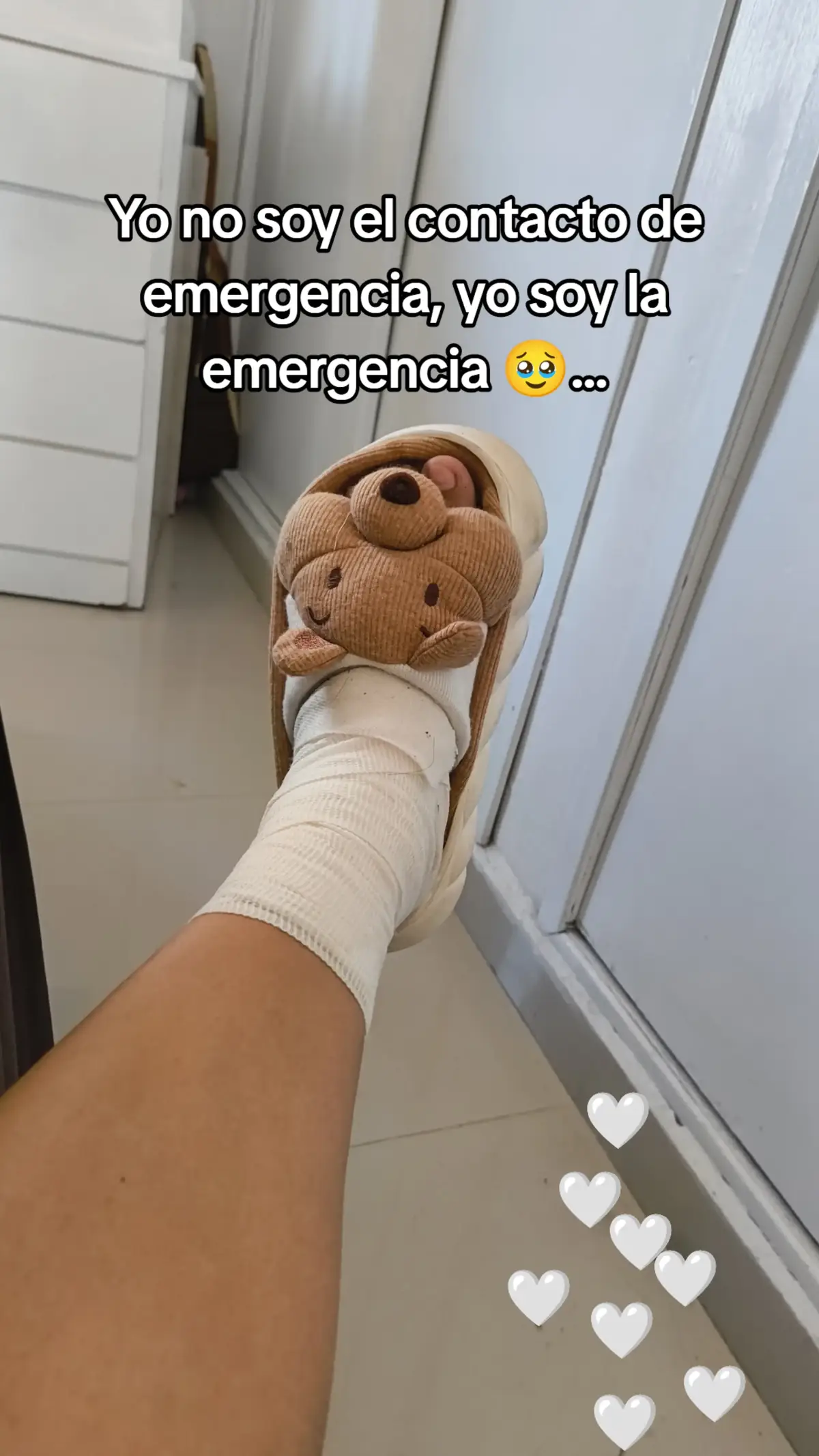 Pensar que fue por tratar de subir las dos  maletas a la banqueta, que me provoque un esguince, por 🍀 suerte no paso a mayores, si te ofrecen ayuda aceptarla 🥹 por terca me pasó esto #odettmart  #foryoupage  #humor #cosasdelavida #sigueadelante  #notedemotives #esguince 