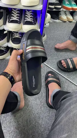 Rekomendasi sandal slop cowok keren buat lebaran dari brand Enthepro #enthepro #sandallebaran #sandallebaran2025 #sandalslop #sandalcowok 