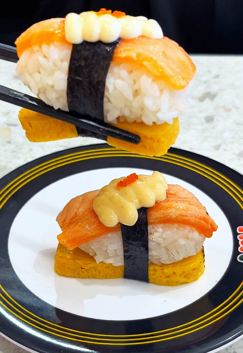 Sushi Yay! bisa jadi pilihan buat kamu yang mau makan sushi dengan harga terjangkau. Menggunakan konsep conveyor belt, kamu bisa langsung memilih sushi favorit dari jalur berjalan. Setiap warna piring memiliki harga berbeda, jadi bisa disesuaikan dengan budget. Rasa sushinya lembut di mulut. Menyatu banget antara rasa ikannya, nasi khas sushi yang gurih, serta sedikit asam dari cuka beras. Beberapa varian juga dilengkapi dengan saus creamy dan tobiko renyah. Selain itu, tempatnya nyaman banget dengan interior modern, cocok untuk makan bareng teman atau keluarga. Sushi Yay! #fyp #kulinertiktok #kuliner #kulinerindonesia #restosushi 