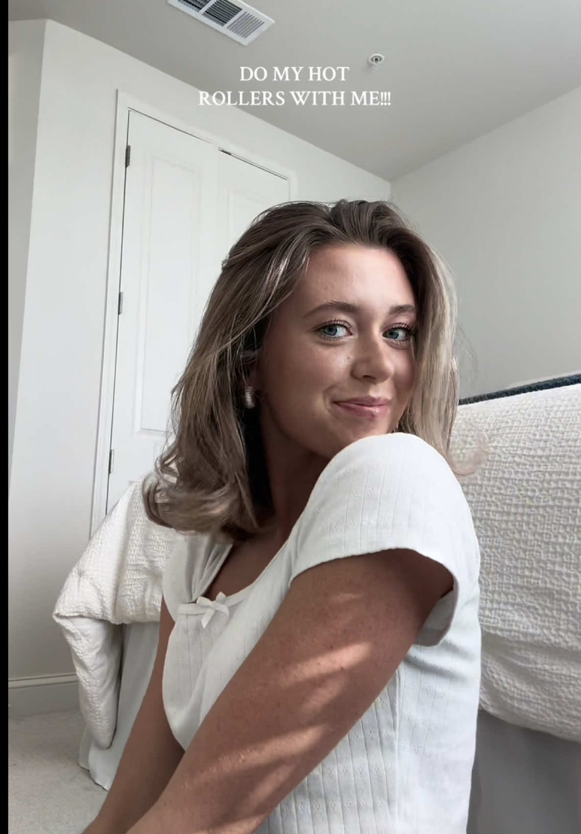 starting to get the hang of it!! 👏🏻 #hair #hairtok #hairstyle #shorthair #shorthairstyles #hotrollers #hairideas #viralvideo #foryoupage #fyp #fypシ 