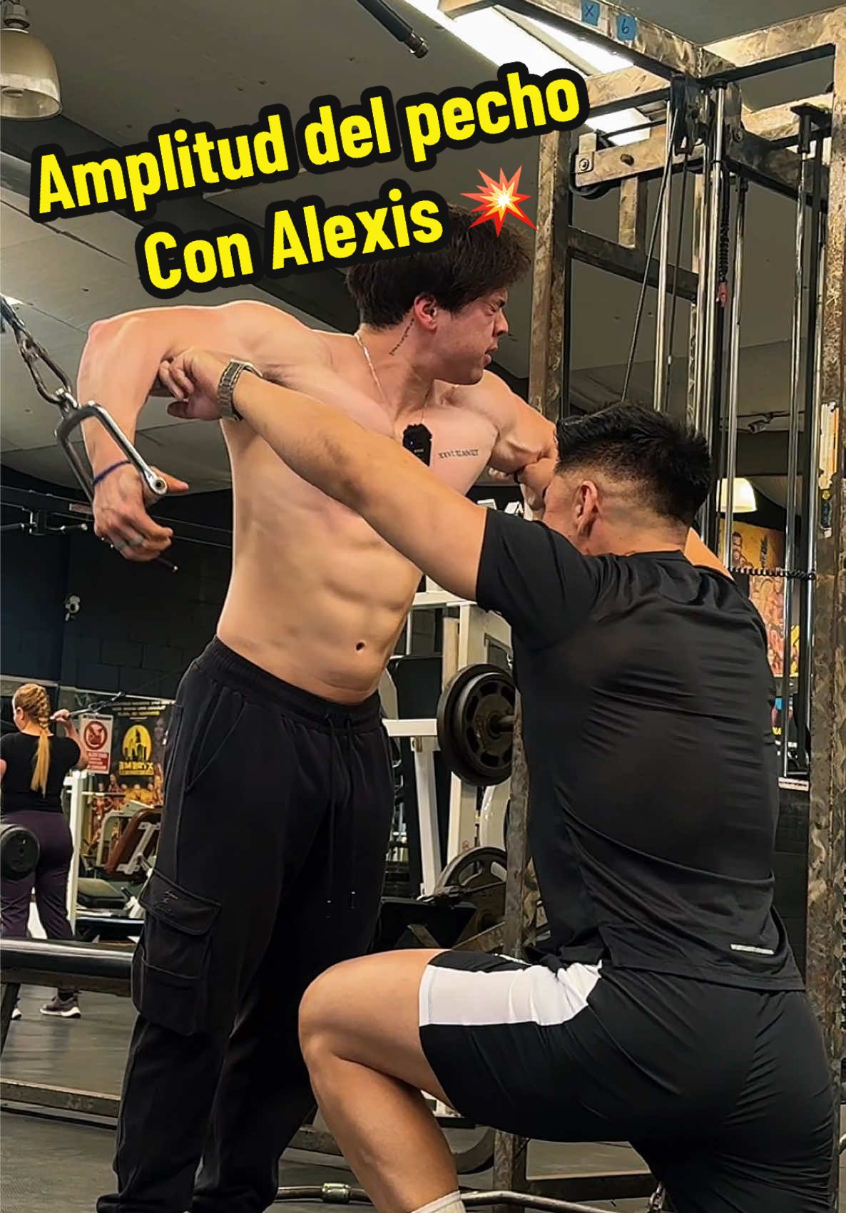 Si quieres un pecho bien definido, lleno de estriaciones y con un bombeo brutal, el Crossover en polea es el ejercicio que necesitas. 💥 Este movimiento aisla el pectoral mayor, enfocándose en la parte interna para lograr esa separación muscular que hace que tu pecho luzca denso y marcado. ✅ Beneficios: ✔️ Mayor activación de fibras musculares en el pectoral. ✔️ Mayor rango de movimiento para una contracción máxima. ✔️ Perfecto para crear volumen y definición en la parte media e inferior del pecho. ✔️ Brutal bombeo gracias a la tensión constante de la polea. 🔥 ¿Cómo hacerlo bien? 1️⃣ Mantén una ligera inclinación del torso hacia adelante. 2️⃣ Baja los brazos cruzando ligeramente las manos al final del recorrido para mayor activación. 3️⃣ Mantén los codos ligeramente flexionados y controla cada repetición. 4️⃣ Aprieta el pecho al final de cada repetición para un mayor estímulo. @Alexis Segovia llegando a la hipertrofia. 💣 Combínalo con press de banca y fondos en paralelas para un desarrollo de pecho bestial. ⚠️ TIP: Juega con diferentes ángulos (alto, medio, bajo) para atacar todas las fibras del pectoral. 💥 PRUÉBALO Y SIENTE EL FUEGO EN TU PECHO 🔥🔥🔥 #PechoDeAcero #CrossoverChallenge #PechoRallado #FitnessMotivation #GymLife #MusclePump #ChestDay #Gains #PectoralExplosivo #Hypertrophy #creatorsearchinsights 