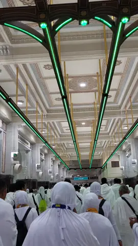 💙 SA'I merupakan salah satu rukun ibadah haji/umroh yang wajib dilakukan dengan perjalanan dimulai dari bukit Shafa menuju ke bukit Marwah sebanyak tujuh kali bolak-balik.  💙 Pada saat berada di antara dua lampu hijau di sunahkan bagi jamaah laki-laki untuk berlari kecil, sedangkan untuk perempuan cukup berjalan biasa. 💙 Doa yang dibaca ketika SA'I di antara dua lampu hijau adalah 