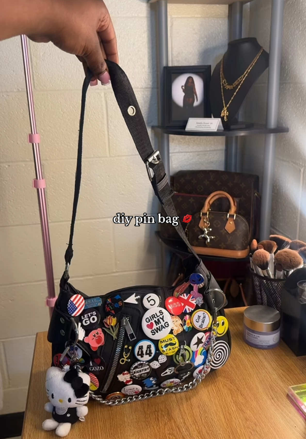 so cute #diybag #pinbag #junkybag #diypurse #pursedecor #pursecollection 