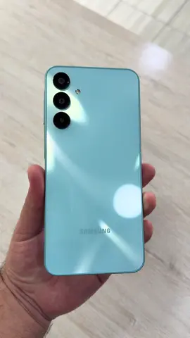 Samsung A16 5G 📲 El Samsung Galaxy A16 5G cuenta con una pantalla Super AMOLED de 6.7 pulgadas y 90Hz de refresco. Potenciado por un procesador Exynos 1330 o un Dimensity 6300, dependiendo de la región, con 4GB de RAM y 128GB de almacenamiento, el Galaxy A16 tiene una cámara triple en su posterior liderada por un sensor de 50MP y una cámara de 13 megapixels al frente. El Galaxy A16 5G se alimenta de una batería de 5.000 mAh con soporte para carga rápida, tiene lector de huellas lateral, protección básica contra el polvo y agua y la promesa de seis actualizaciones Android. @SamsungColombia  #samsung #samsunga165g #samsungcolombia #lejotech 