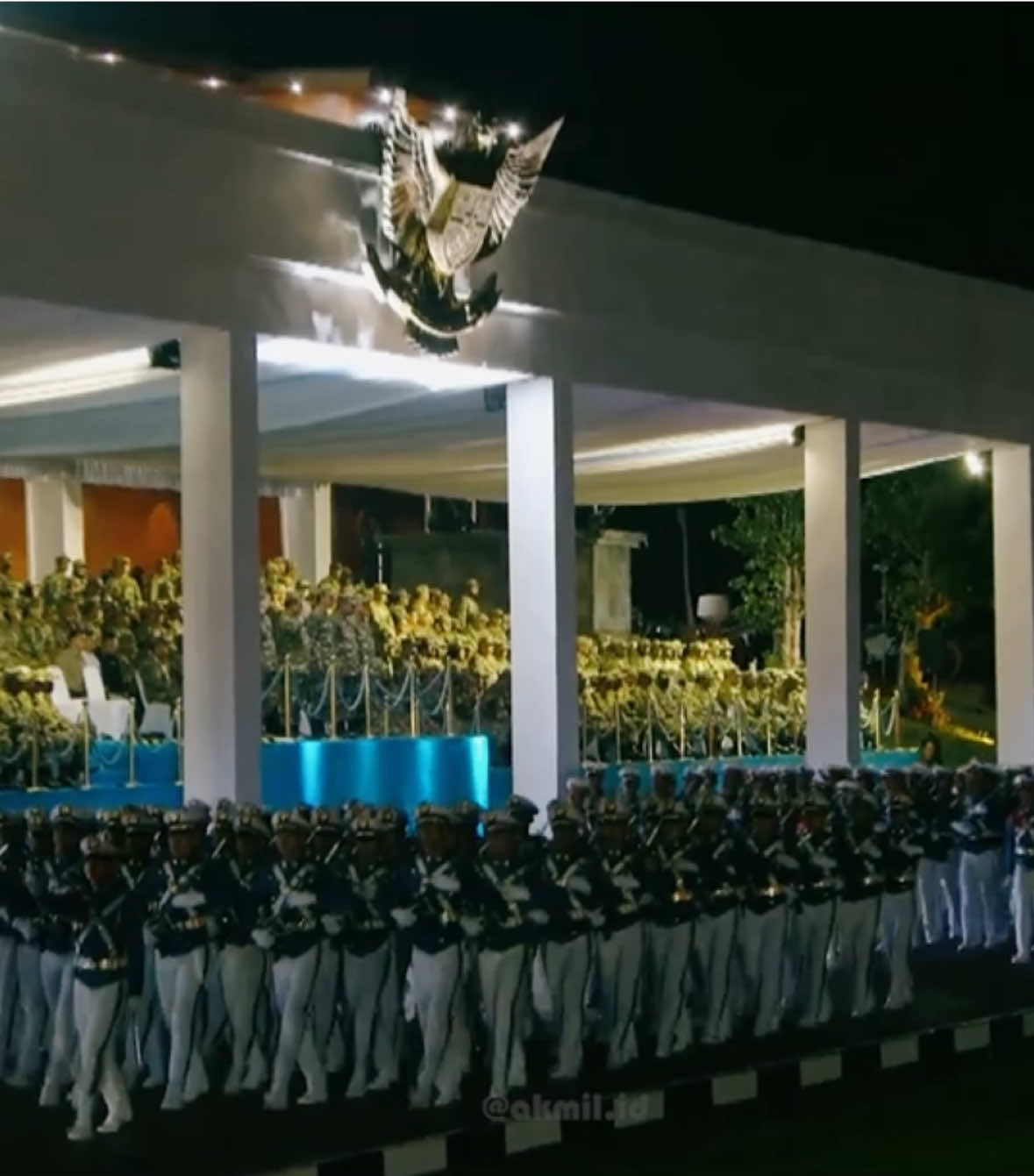 Acara retret kepala daerah yang bertempat di Akademi Militer magelang dan dihadiri Presiden Republik Indonesia dalam rangka memberikan arahan serta mempertegas komitmen pemerintah dalam menyatukan visi dan misi negara. Sebagai puncak dari rangkaian acara, pada sore harinya dilaksanakan Upacara Parade Senja, sebuah tradisi yang sarat dengan nilai kebangsaan dan kehormatan. Bertempat di Graha Utama Akademi Militer pasukan upacara Taruna Akademi Militer, Akademi kepolisian, dan Universitas Pertahanan tampil dalam barisan yang rapi dan penuh disiplin. Diiringi dengan penampilan memukau dari Genderang Suling Canka Lokananta dan diakhiri dengan defile oleh pasukan upacara yang menjadi momen pemupuk rasa nasionalisme para pemimpin bangsa dan seluruh masyarakat Indonesia.