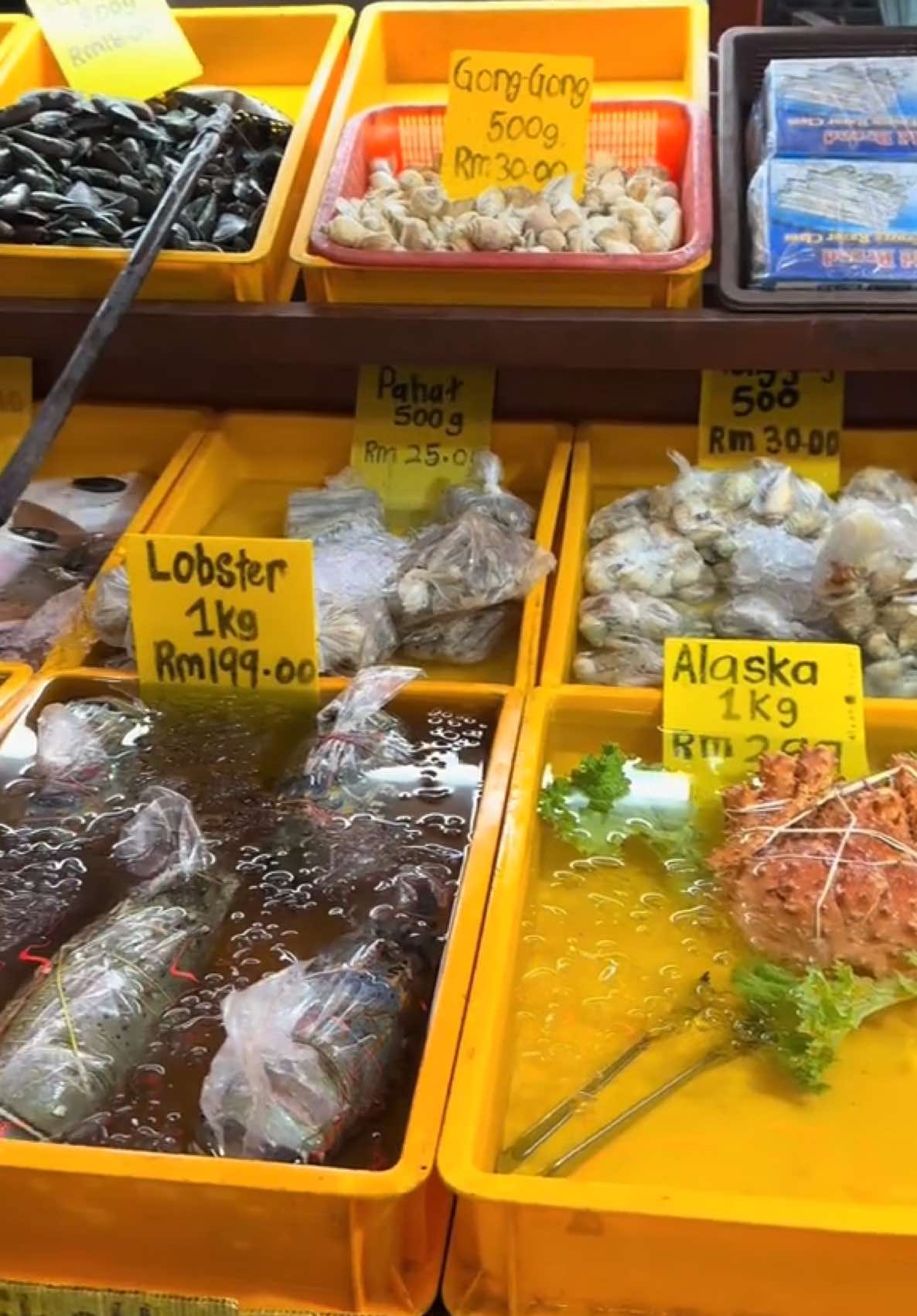 Anjung senibong seafood is my go to place for mouthwatering seafood! Whats ur thoughts? Share with me your recommendations! #johorbabru #tiktokfoodiejb #johorfoodie #johorfood #johorfoodiejb #makansedapjohor #halalfoodjb #fyppppppppppppppppppppppp #fypsg #fyp #anjungsenibongseafood #freshfromsea #seafoodlover #johoreats #halalfoodmalaysia  @anjungsenibongseafood 