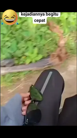 piye to Ki.... malah nabrak sapi,kecemplung got san.... #bakulcriping #komangrozaq #VideoNgakak #SiapaSangka #motoroleng #cewekcantik 