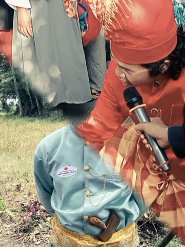 Kusombai ri maniakna Mallaka RI taklengu'na Na ku jarreki RI sipak kase'reangna Boyai ri taenana  Assengi ri maniakna Tenai antu  Na ma'nassa ri niakna i lalangmi antu ri lalangnganna ilalanga ri kalongkong tama ge'noa, tanna irika anging tanna raranga allo #makassar 