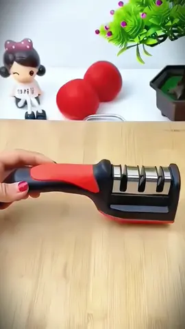 The three-stage knife sharpener is easy to use and inexpensive. Just a little sharpening will make the knife very sharp.#Three-stage knife sharpener #Sharpening #Recommended products #fyp #tikckshop 