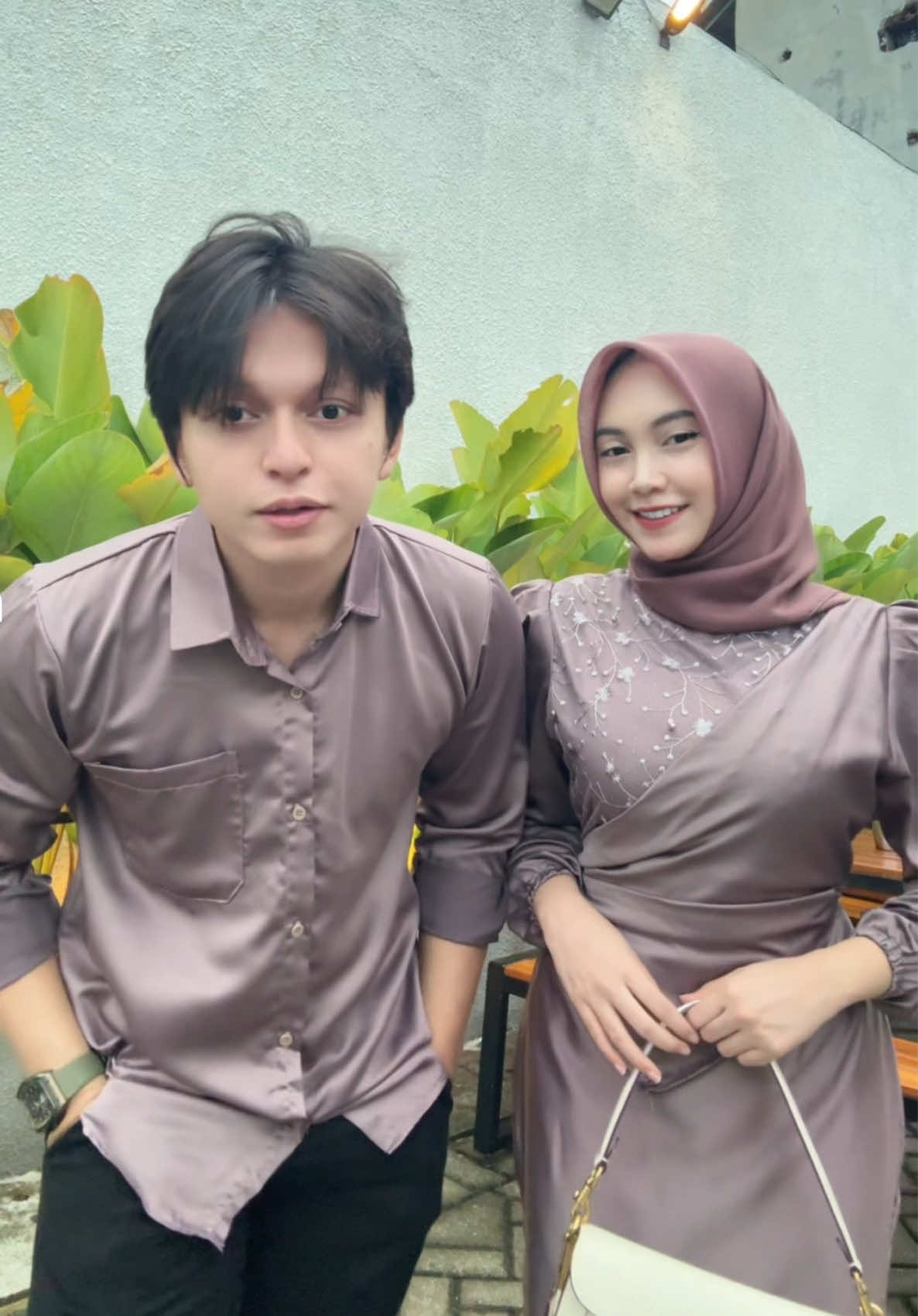 Fit check couple outfit 🤍 #mauve #coupleoutfit #couplelebaran #sarimbitlebaran #couplekondangan #elegandress #dresslebaran 