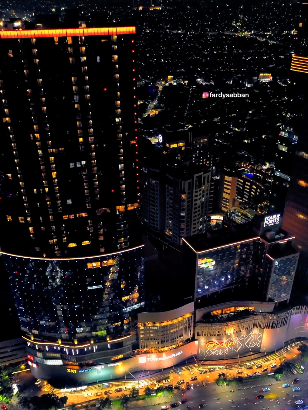 Kota terbesar ke 2 sekaligus merupakan salah satu kota terbersih di Indonesia #surabaya #dronesurabaya #surabayanight 