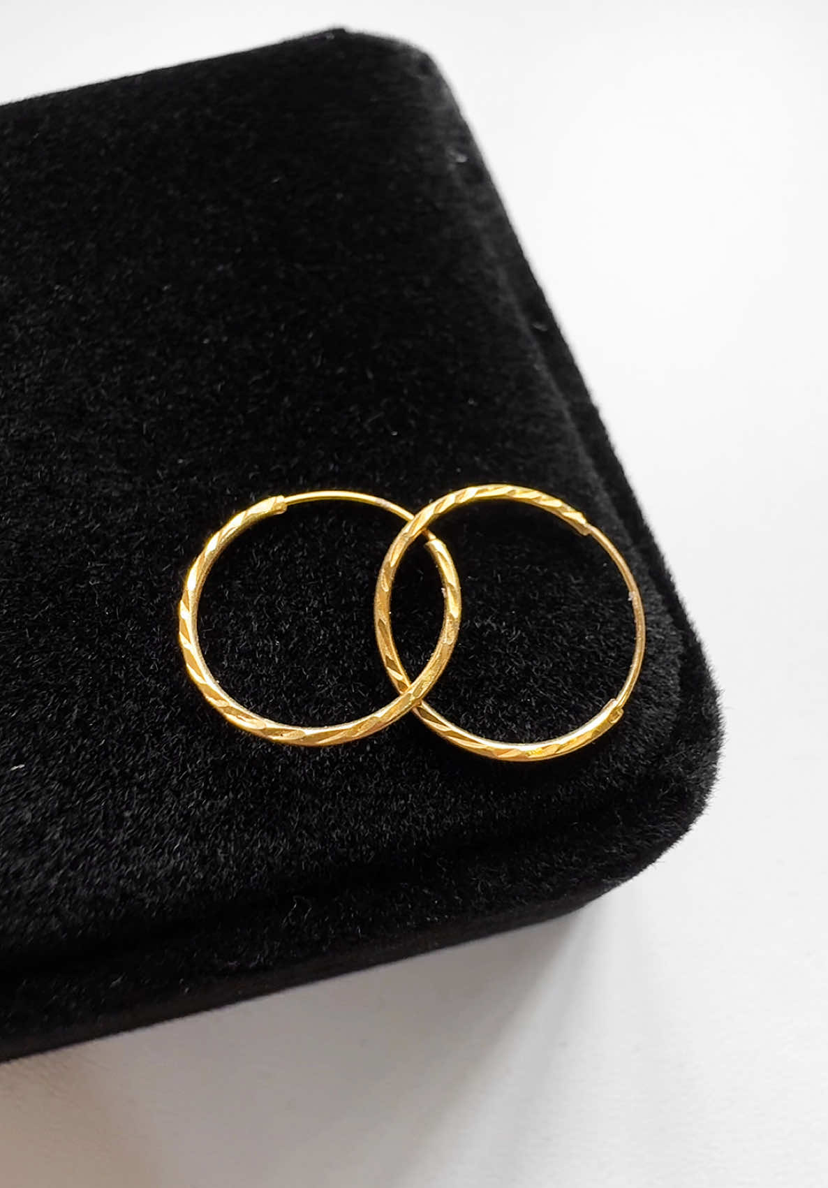 Featuring our 18K Diacut Loop Earrings-12mm✨ That bring stylishly stated simplicity to your outfits. Very light weighted with a sparkling finish. The ultimate minimalist loop to stack or combine with your other classic favorites. Check out now—#mjmgoldjewelry   #mjmjewelry #mjmgold #mjm #realgold #golditems #pawnable #fyp  #fypシ゚ #foryoupage 