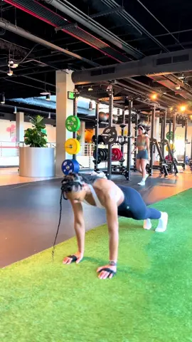 9 solid push ups 👏🏽💪🏽 • • •  #fitnessinfluencer #upperbody #contentcreator #nasmcpt #athlete #blackathletes #womeninfitness #viralgym #viralvideo #fyp #losangelesfitness #johnreedfitness #haleefit