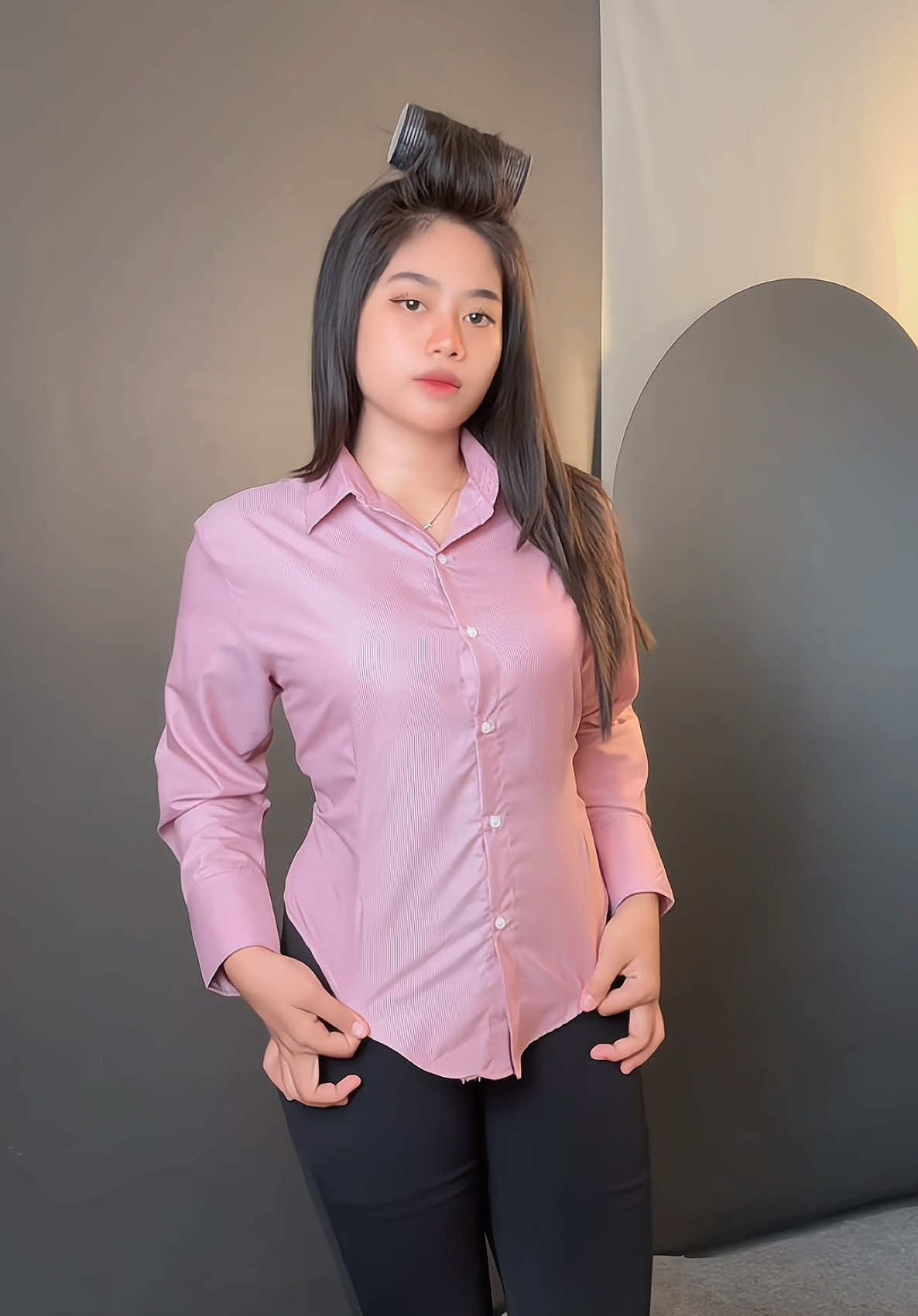 bahannya ya ampun adem bangeeettt😭✨buruan co gaiss. kalo masih bingung ukurannya dikomen aja aku bantu yaa❤️#kemejafitbody #peonythings #kemejawanita 