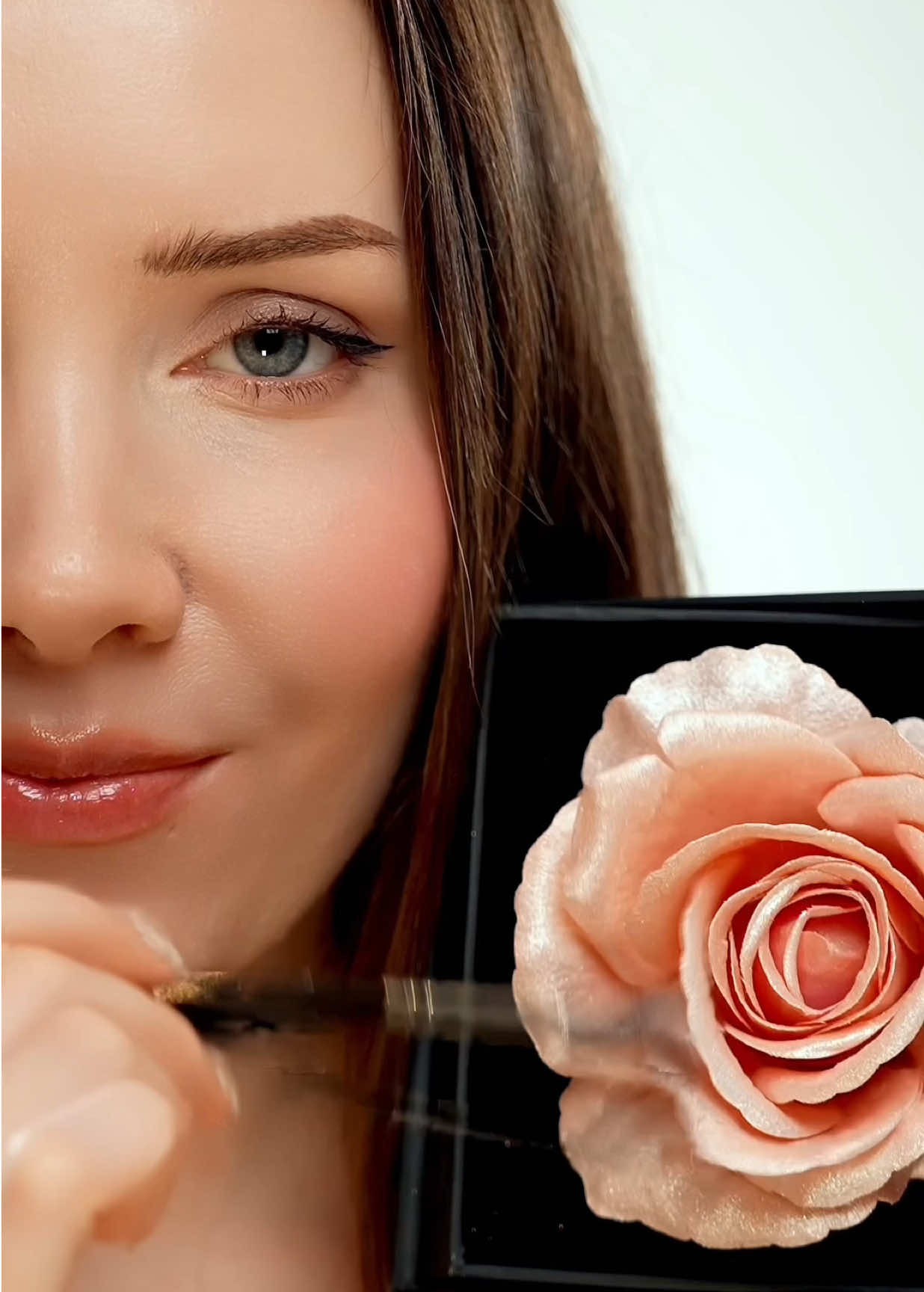 A highlighter so pigmented and luminous, it melts into your skin like magic! ✨ With its dreamy flower shape and radiant glow, this is the ultimate must-have for every makeup lover’s table. 🌸💖 Get yours now at www.gomarbeauty.com  #Highlight #Contour #Highlighter #Beauty #Makeup #MakeupKit #MakeupLover #MakeupAddict #MakeupGuru #Blush #MakeupBrushes #MakeupBrush #Trending #Trend #GomarBeauty #Gomar #Viral #GoViral ##Explore##ExplorePage##ExploreMore##DubaiMakeup##MakeupToBuy##MakeupDXB##MakeupDubai##DXBMakeup##UAE##UAEMakeup##MakeUpUAE##Sephora##OnlineShop##ShoppingOnline##OnlineShopping##ShopOnline