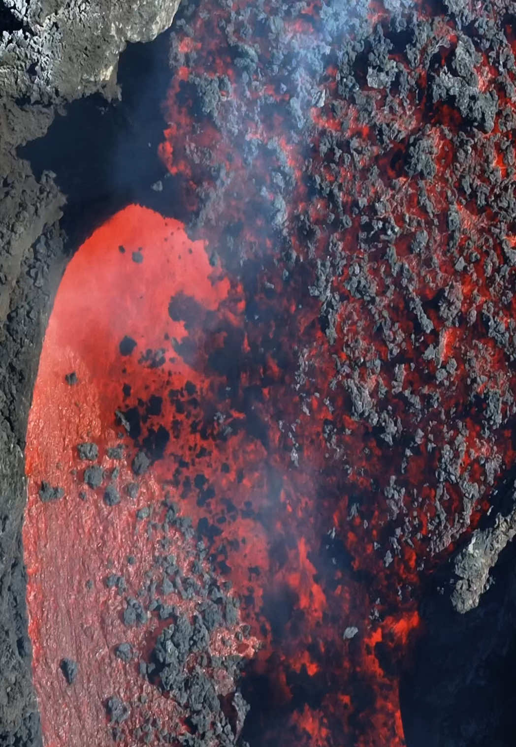 Etna, lo scenario straordinario alle quote sommitali.  Le esplosioni del cratere di sud est e la frattura eruttiva Riprese fatte con l’ausilio di zoom 16x.#etna #sicily #sicilia #volcano #catania #eruption #eruzione 