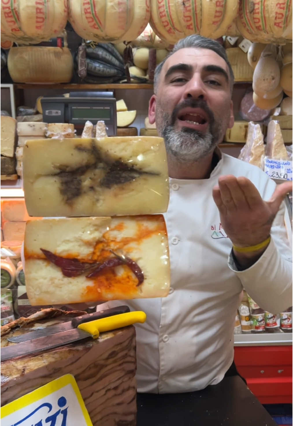 🌶️ Pecorino al peperoncino o pecorino al pepe? #aimontilattari #salumeria #pignasecca #napoli #viatoledo #napolicentro #napokitiktok #madeinitaly #neiperte #pecorino #formaggio #peperoncino #pepe 