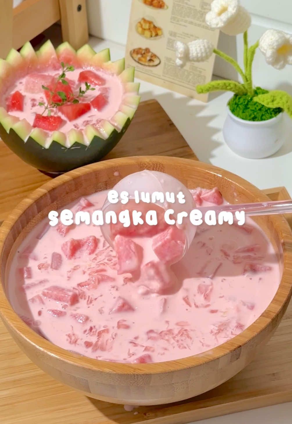 es lumut semangka creamy🍉🥛 selamat menjalankan ibadah puasaaa temen temen🕌🌷🥰, inii salah satu minuman yang harus banget kalian bikin juga buat berbukaa, bisa jadi ide bisnis juga loh😉 bahan-bahan: • jelly (rasa lychee) -> masak sesuai petunjuk kemasan • ⁠susu evaporasi 300ml • ⁠semangka 100gr (blender) • ⁠semangka potong • ⁠nata de coco • ⁠sirup cocopandan secukupnya • ⁠susu kental manis secukupnya  • ⁠es batu step by step divideo yaa☺️ ❗️DILARANG REUPLOAD VIDEO INI❗️ follow me for more💖 #foryoupage #fyp #aestheticcooking 