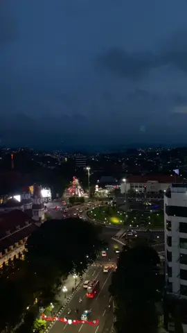 Menikmati Citylight Semarang dari pusat kota, lokasinya ada Sky Lounge Hotel Quest Prime ya, liat sunset sambil dinner cantik disini oke banget! #semarang #semarangstory #citylightsemarang #blackwoodsemarang #sunsetsemarang 