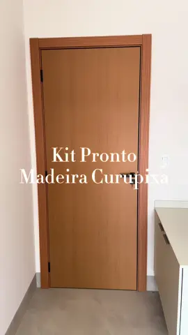 🎥 Kit Pronto Amadeirado de Curupixá 🌳✨ Nosso kit porta pronto já vem completo e pronto para instalar! Além da beleza e qualidade da madeira curupixá, ele conta com: ✅ Batente com borracha de vedação; ✅ Guarnição de 7cm com regulagem para ajuste perfeito; ✅ Fechadura preta moderna e resistente; ✅ Dobradiças borboleta de inox preta para durabilidade e estilo. E o melhor: fazemos a instalação para você! 👷‍♂️🔨 Garanta já o seu! Chama no WhatsApp e faça seu orçamento. 📲💬  