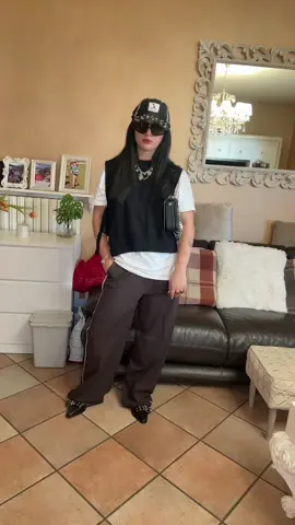 Inspo outfit🛍️🩷 I cappelli costumizzati li creo io🥰🧵 #viral_video #fyp #neiperte #perte #yourpage #fashiontiktok #fashion #styling #fashionstyle #accessories #lovemyself #inspooutfit #inspofashion #foryourpages #customcaps #custom #fashioninspodaily #streetwear #StreetStyle #fashionweek 