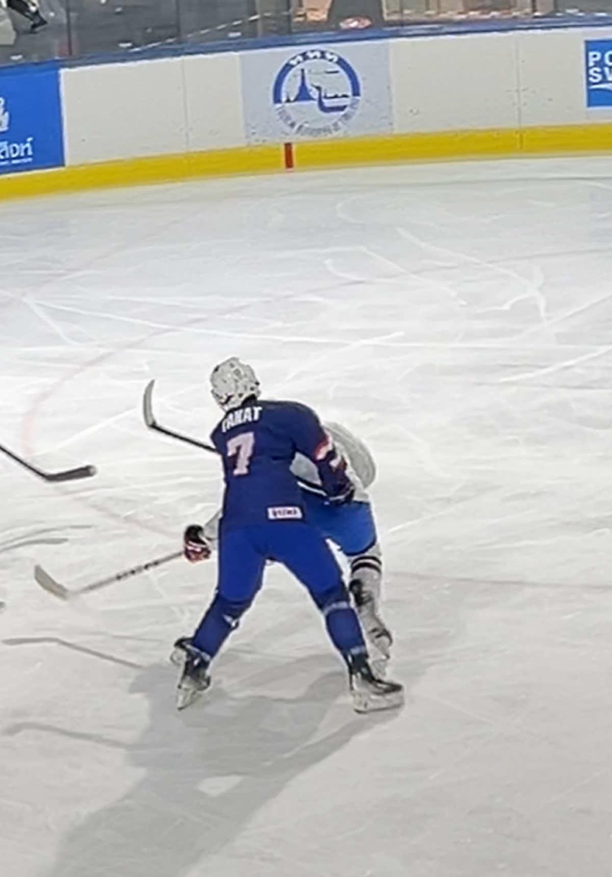 ลูกเราไม่ผิด555555  ( การผลักกันเป็นปกติของกีฬาไอซ์ฮอกกี้นะคะ ) #PEEMTANAT #ภีมธนัช #U18ICEHOCKEY_TH 