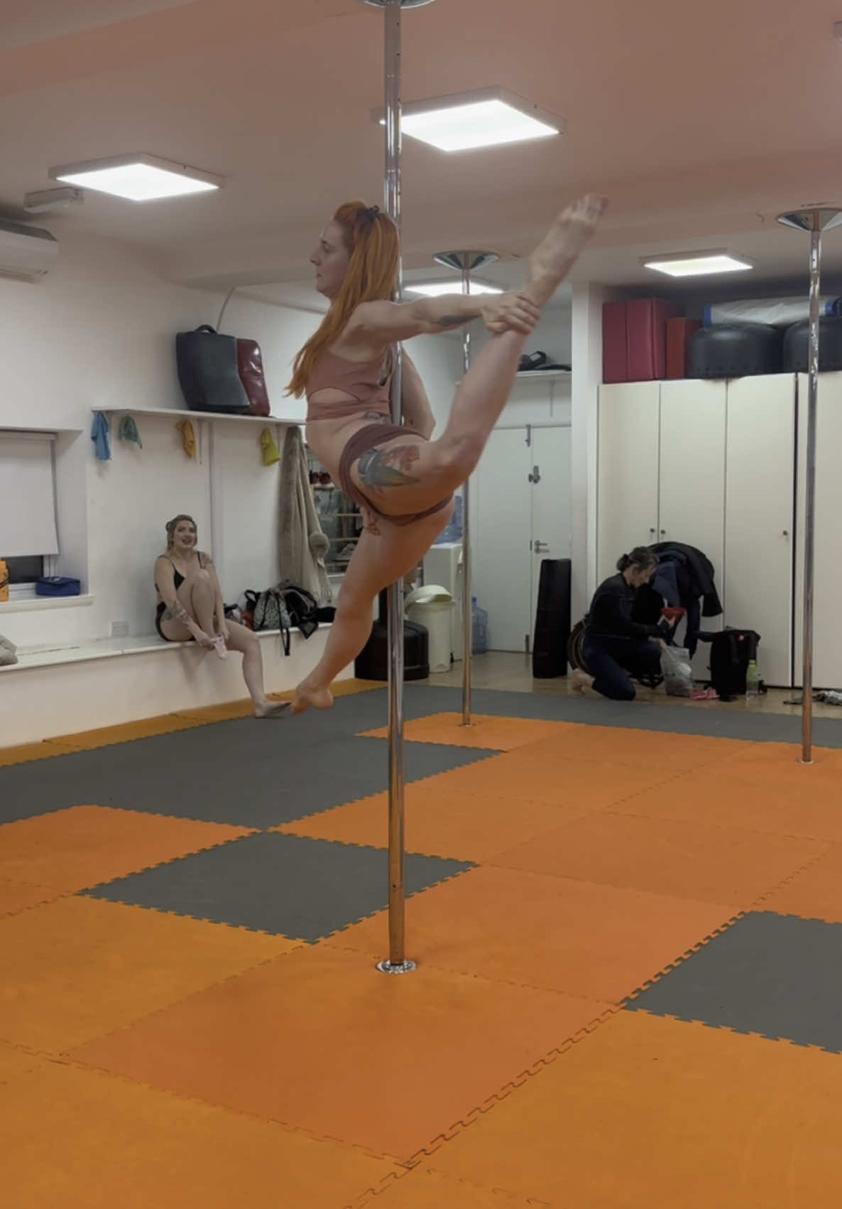 What Alex has been working on with her Advanced this week in Spinny Pole class  . . #theealingpolestudio #polefitness #poledance #londonpolestudio #londonpoledance #londonpolefitness #ealing #ealingbroadway #westlondonpolefitness #westlondonpoledance #westlondonfitness #polestudio #pdicarus 