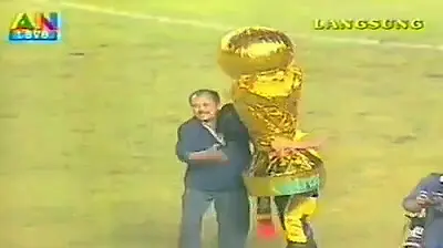 kenangan juara bank mandiri 2002 💛💙💛 #gresikunited #ultrasmania #ultrasgresik #petrokimiaputragresik 