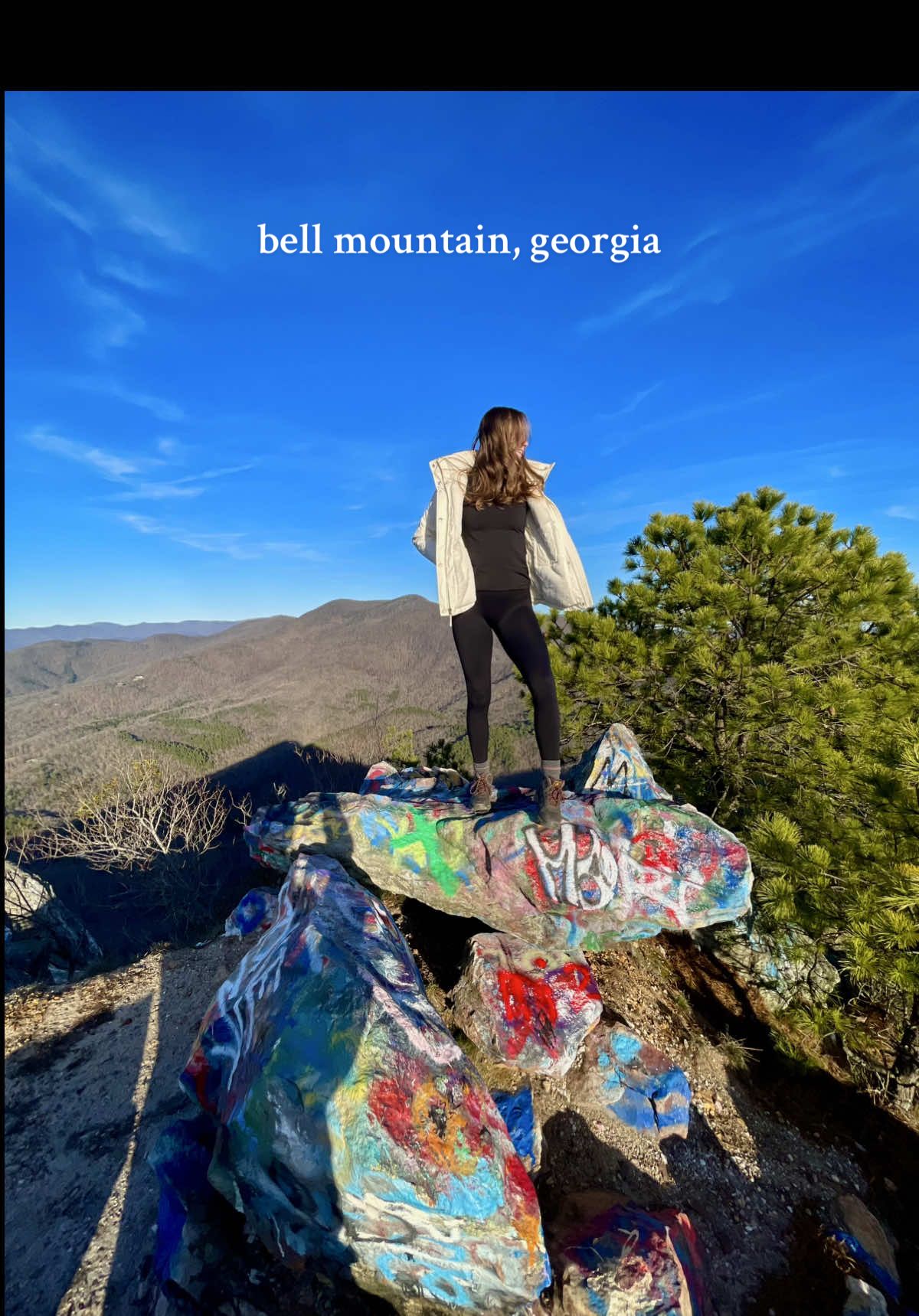 The camera doesn’t do it justice, you have to see it for yourself 🌄 #bellmountain #georgia #hiawassee #thingstodoingeorgia #mountains #sunset #northgeorgia #thingstodo #theview #scenic 